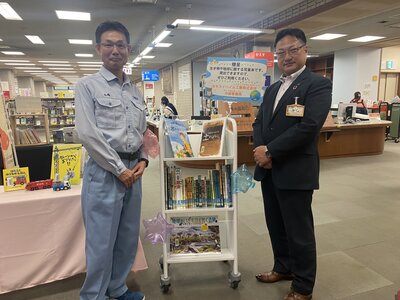 　地元の子ども達に生物多様性啓発図書（絵本や図鑑などの書籍）を寄贈